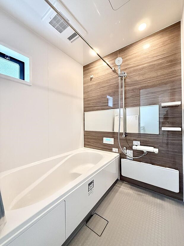 ■落ち着いた色合いの壁面、ゆっくり寛げるバスルーム