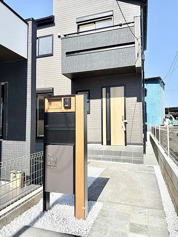 ■ シンプルで美しく、住まいの第一印象を彩る玄関です