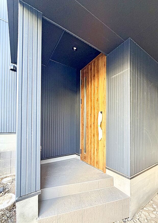 ■ シンプルで美しく、住まいの第一印象を彩る玄関です