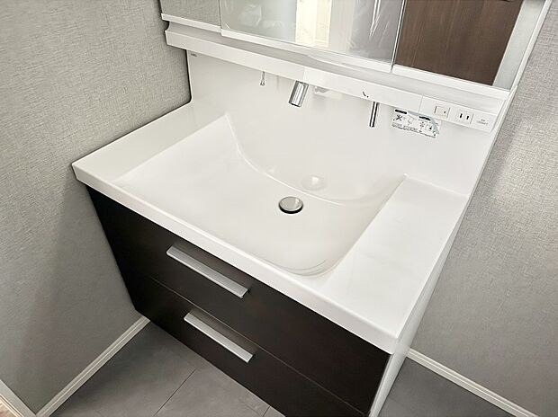 ■細かい部分まで洗いやすく便利なハンドシャワー付き