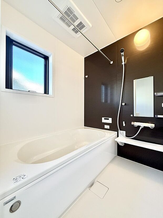 ■落ち着いた色合いの壁面、ゆっくり寛げるバスルーム