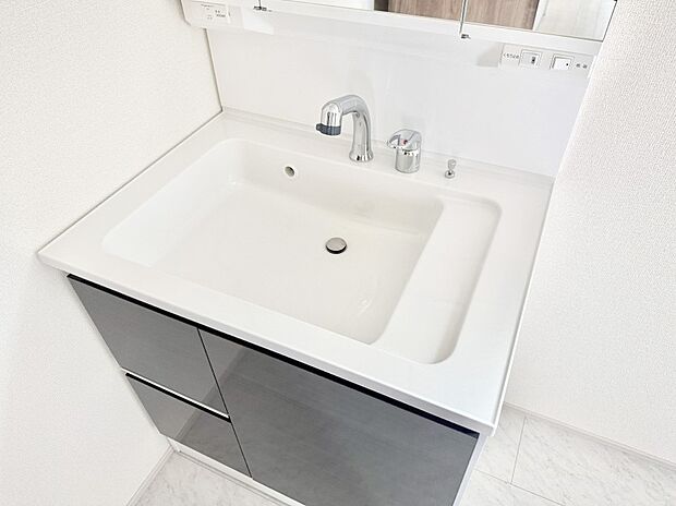 ■細かい部分まで洗いやすく便利なハンドシャワー付き