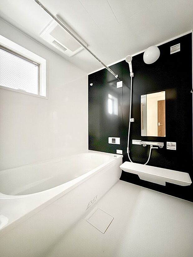 ■落ち着いた色合いの壁面、ゆっくり寛げるバスルーム