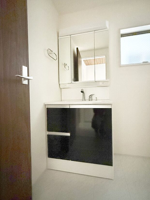 ■明るい洗面所は毎朝の歯磨きも楽しくできちゃいそうです♪