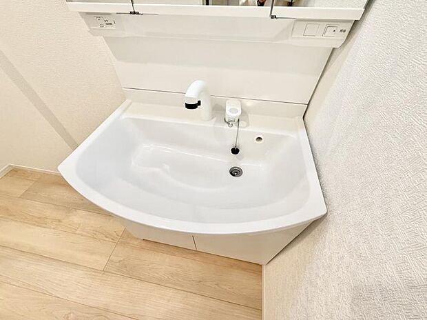 ■細かい部分まで洗いやすく便利なハンドシャワー付き