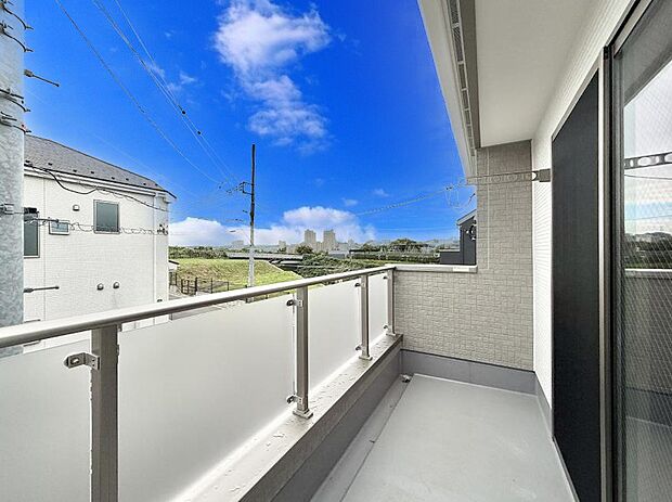 ■ 心地よい風と光を感じる、くつろぎのバルコニー