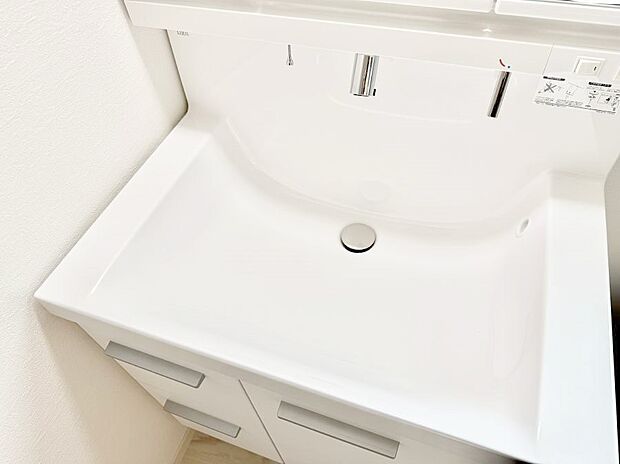 ■細かい部分まで洗いやすく便利なハンドシャワー付き