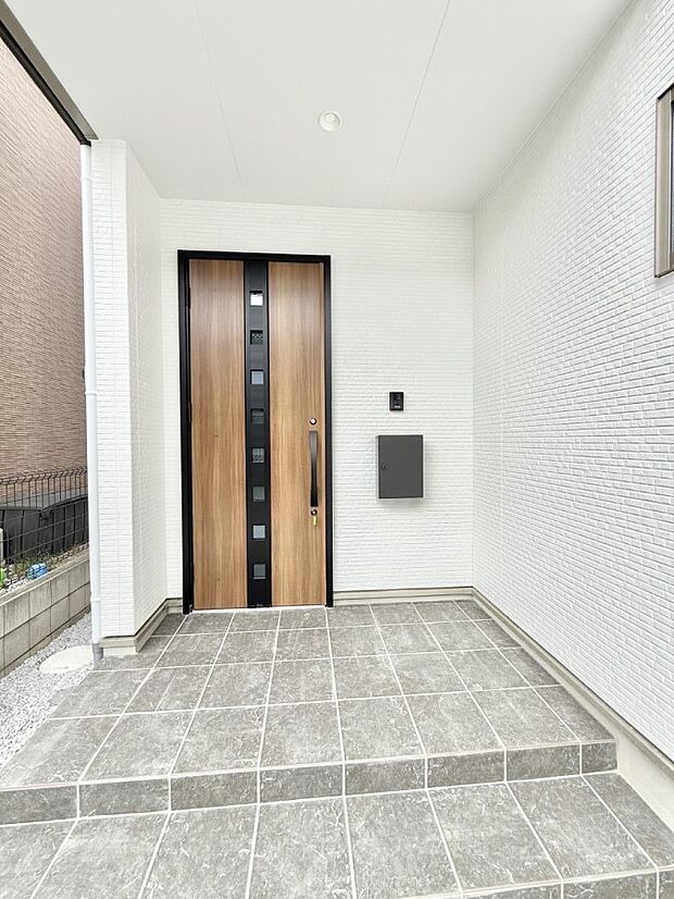 ■ シンプルで美しく、住まいの第一印象を彩る玄関です