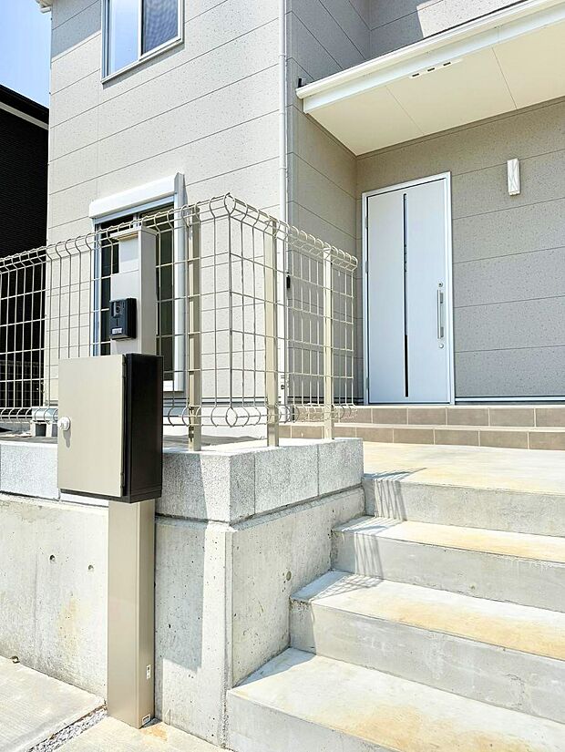 ■ シンプルで美しく、住まいの第一印象を彩る玄関です