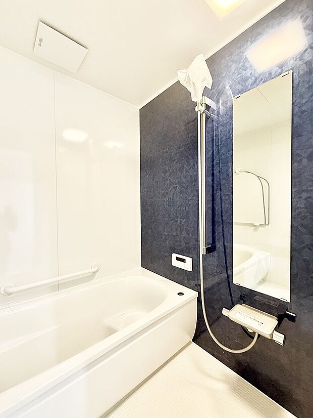 ■落ち着いた色合いの壁面、ゆっくり寛げるバスルーム