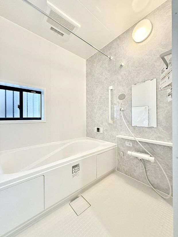 ■落ち着いた色合いの壁面、ゆっくり寛げるバスルーム