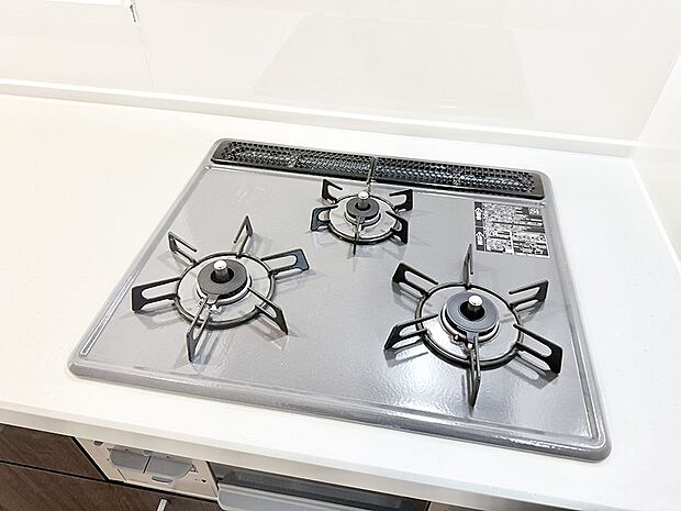 ■3口コンロのシステムキッチンで料理の手順もスムーズに