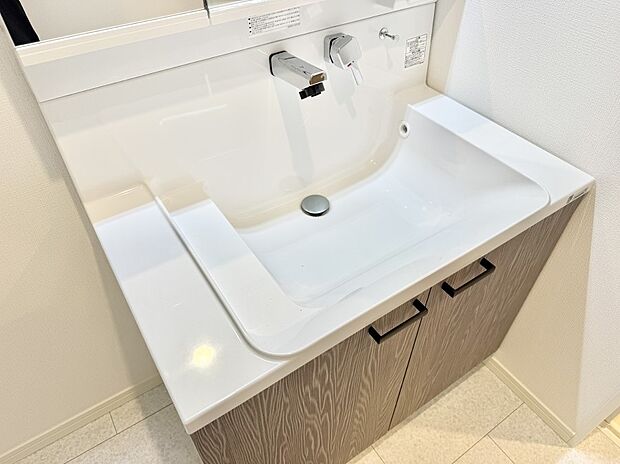 ■細かい部分まで洗いやすく便利なハンドシャワー付き