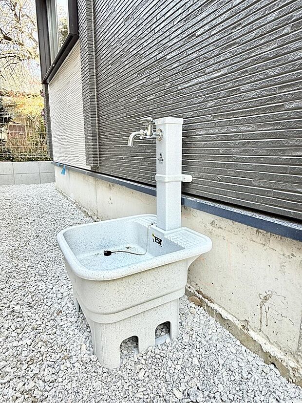 ■ガーデニングや洗車などの際に大活躍な屋外立水栓  