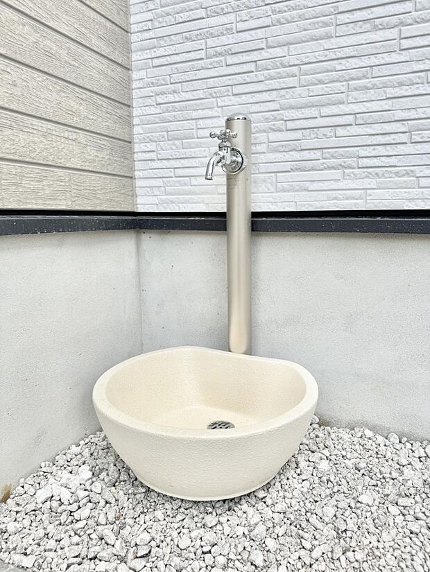 ■ガーデニングや洗車などの際に大活躍な屋外立水栓  