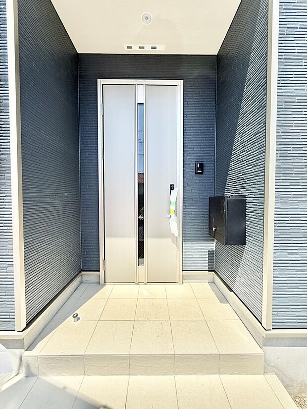 ■ シンプルで美しく、住まいの第一印象を彩る玄関です