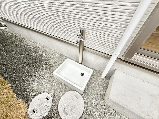 ■ガーデニングや洗車などの際に大活躍な屋外立水栓  