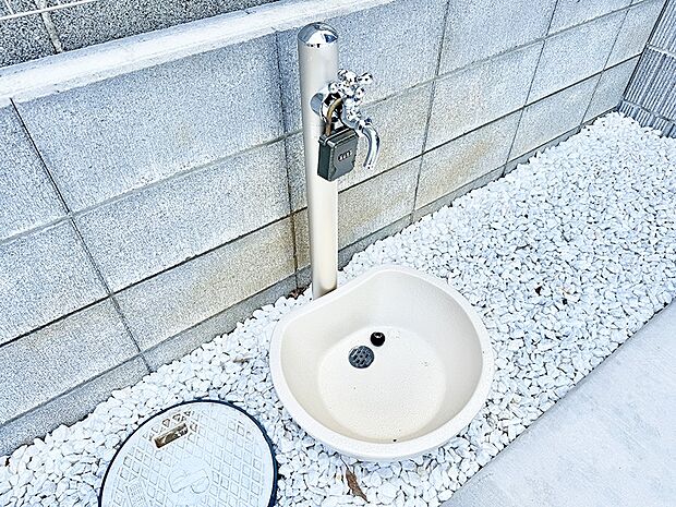 ■洗車もご自宅でできる便利な散水栓付き！  