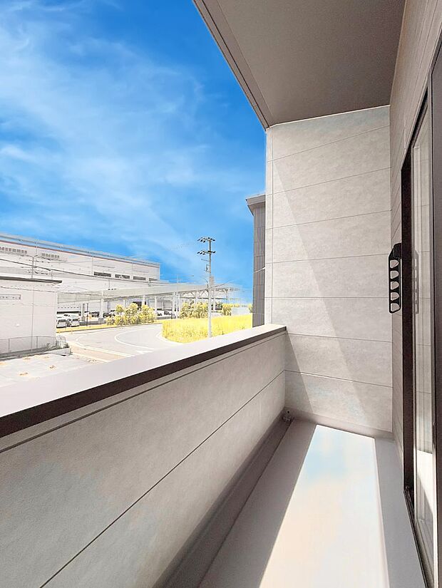 ■ 心地よい風と光を感じる、くつろぎのバルコニー