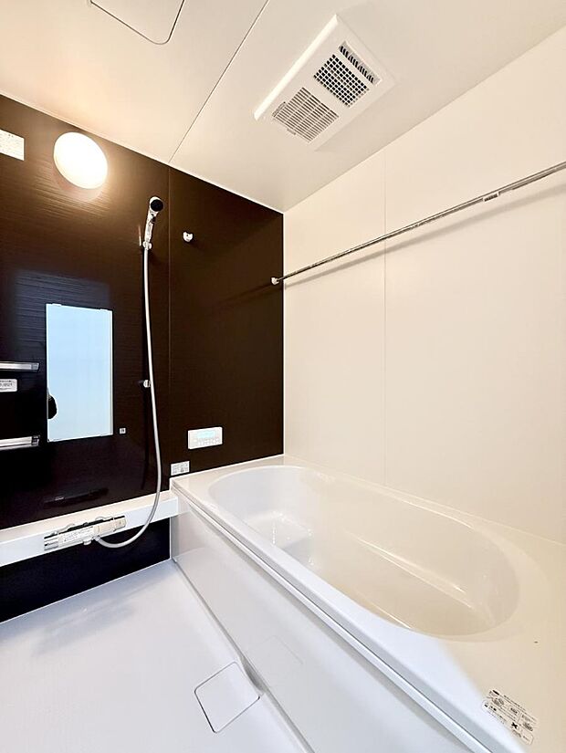 ■落ち着いた色合いの壁面、ゆっくり寛げるバスルーム