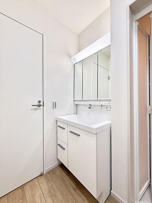 ■明るい洗面所は毎朝の歯磨きも楽しくできちゃいそうです♪