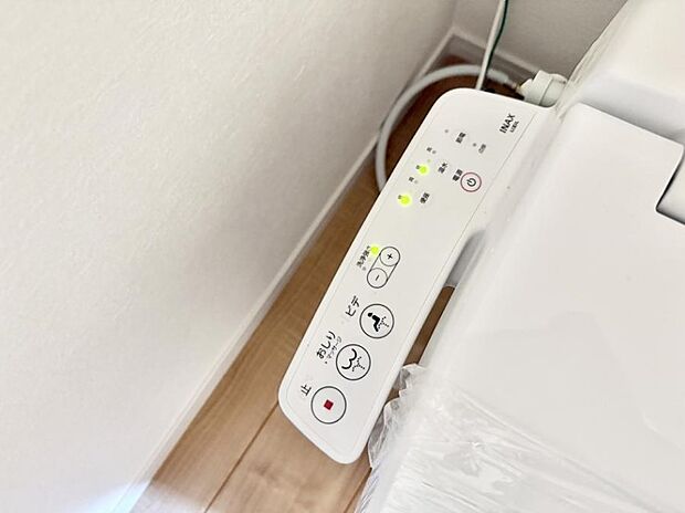 ■温水洗浄で快適、清潔感が保たれるシャワートイレ