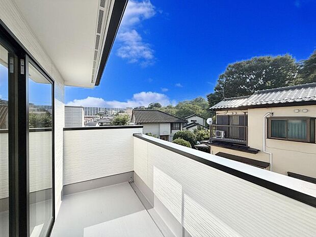 ■ 心地よい風と光を感じる、くつろぎのバルコニー