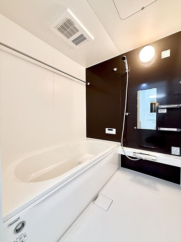 ■落ち着いた色合いの壁面、ゆっくり寛げるバスルーム