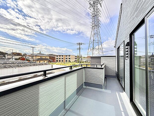 ■ 心地よい風と光を感じる、くつろぎのバルコニー