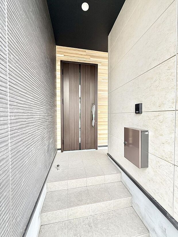 ■ 家族とゲストをやさしく迎える、心温まる玄関