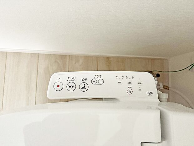 ■温水洗浄で快適、清潔感が保たれるシャワートイレ