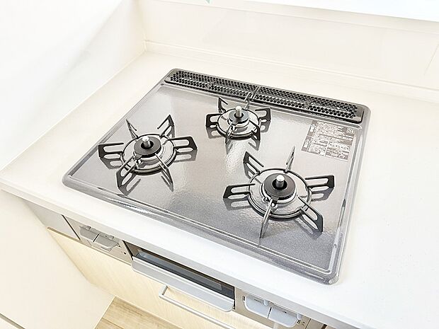 ■3口コンロのシステムキッチンで料理の手順もスムーズに