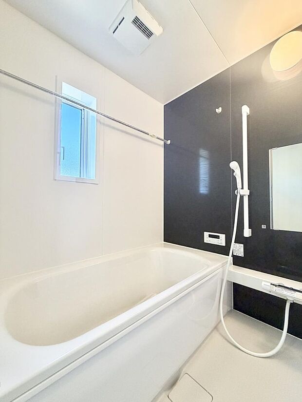 ■落ち着いた色合いの壁面、ゆっくり寛げるバスルーム