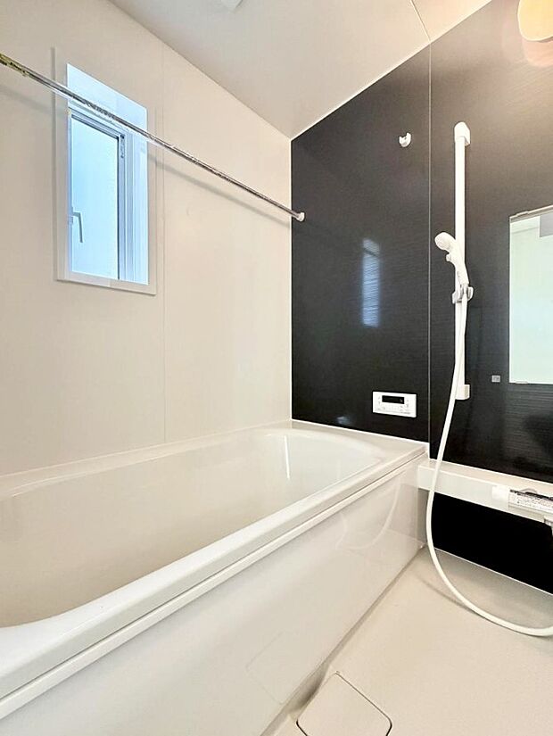 ■落ち着いた色合いの壁面、ゆっくり寛げるバスルーム