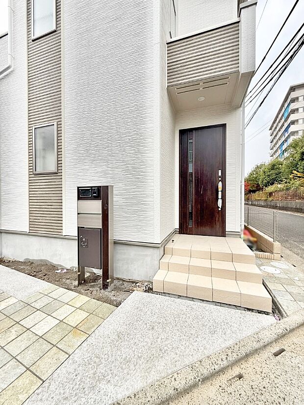 ■ シンプルで美しく、住まいの第一印象を彩る玄関です