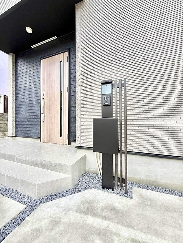 ■ シンプルで美しく、住まいの第一印象を彩る玄関です