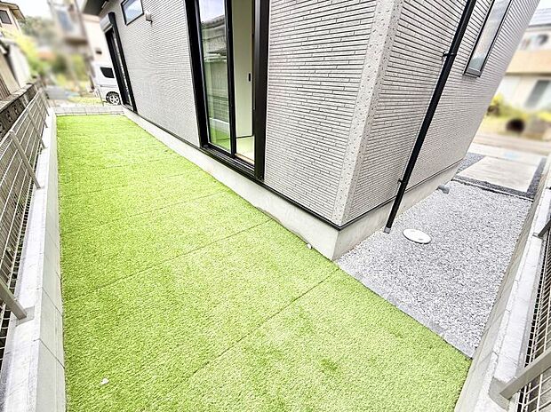 ■季節の移ろいを感じられる、落ち着いた雰囲気の屋外空間