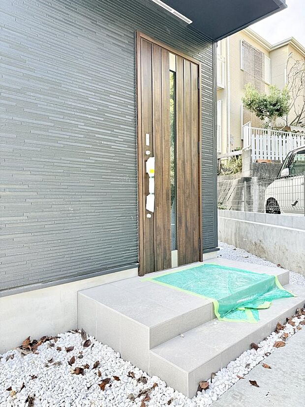 ■ シンプルで美しく、住まいの第一印象を彩る玄関です