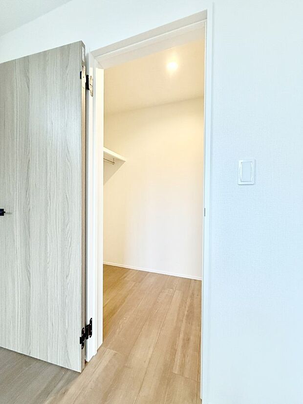 ■季節の洋服も、思い出の小物もすっきり収納できるウォークインクローゼット付