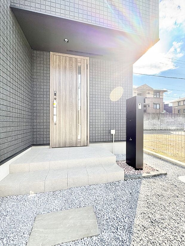 ■ シンプルで美しく、住まいの第一印象を彩る玄関です