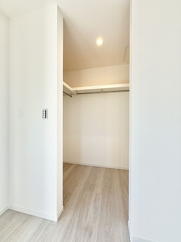 ■季節の洋服も、思い出の小物もすっきり収納できるウォークインクローゼット付