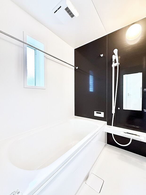 ■落ち着いた色合いの壁面、ゆっくり寛げるバスルーム