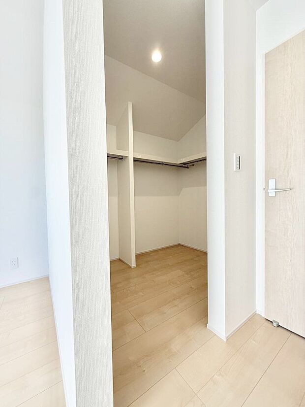 ■季節の洋服も、思い出の小物もすっきり収納できるウォークインクローゼット付  