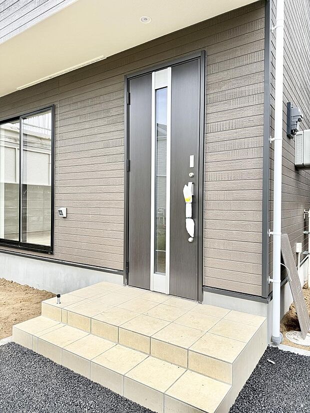 ■ シンプルで美しく、住まいの第一印象を彩る玄関です