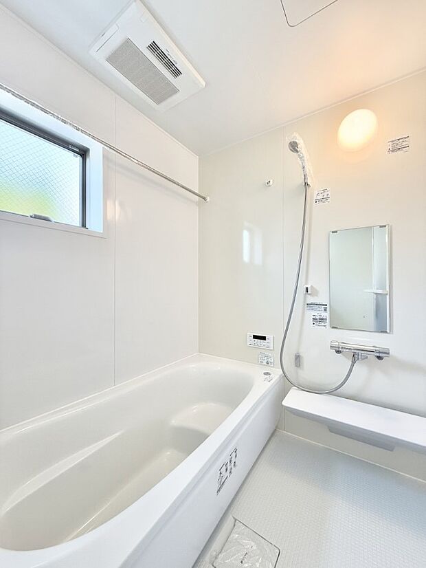 ■落ち着いた色合いの壁面、ゆっくり寛げるバスルーム