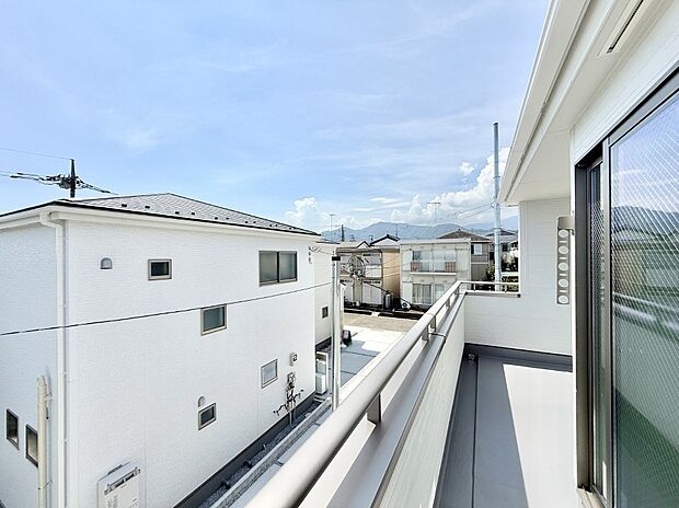 ■ 心地よい風と光を感じる、くつろぎのバルコニー