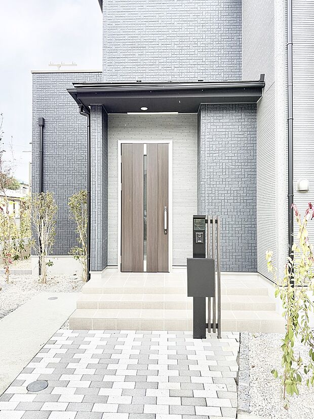 ■ シンプルで美しく、住まいの第一印象を彩る玄関です