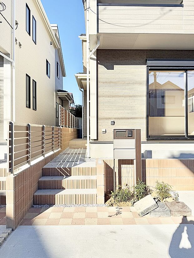 ■ シンプルで美しく、住まいの第一印象を彩る玄関です