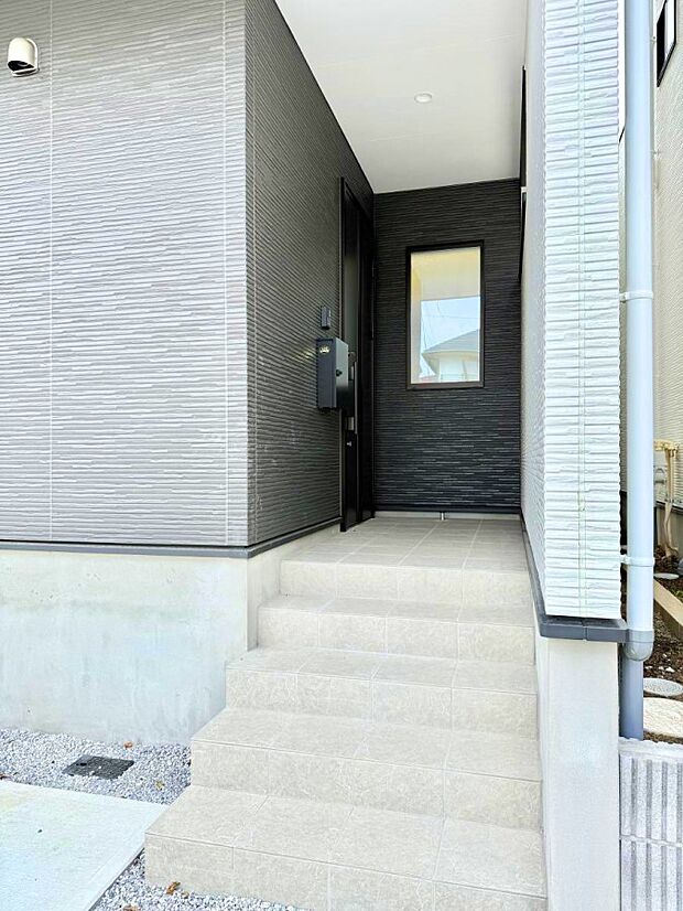 ■ シンプルで美しく、住まいの第一印象を彩る玄関です