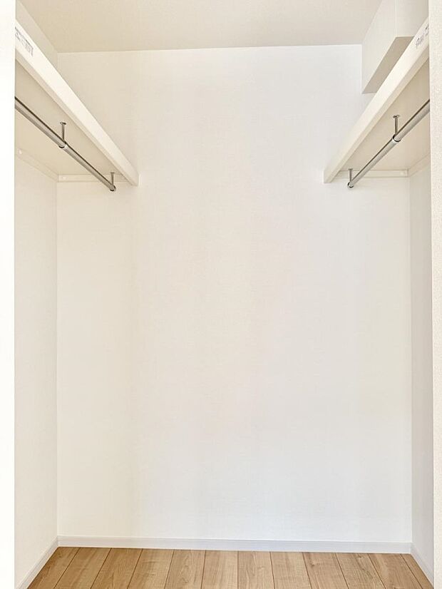 ■季節の洋服も、思い出の小物もすっきり収納できるウォークインクローゼット付  